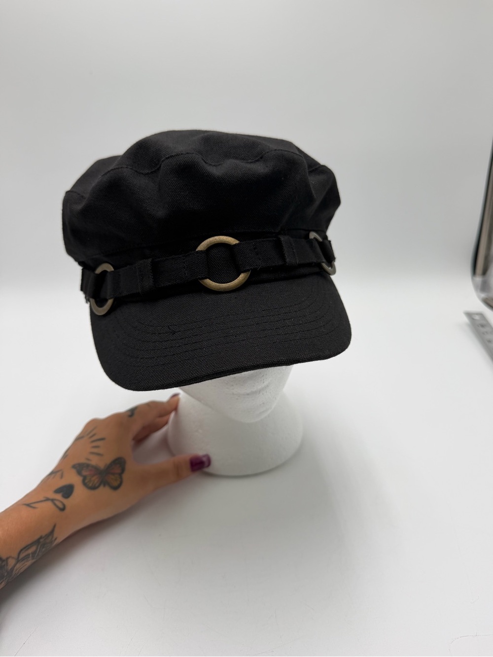 Vintage Y2K Steve Madden Black Newsboy Cabbie Hat Gold Rings Ladybug Pin